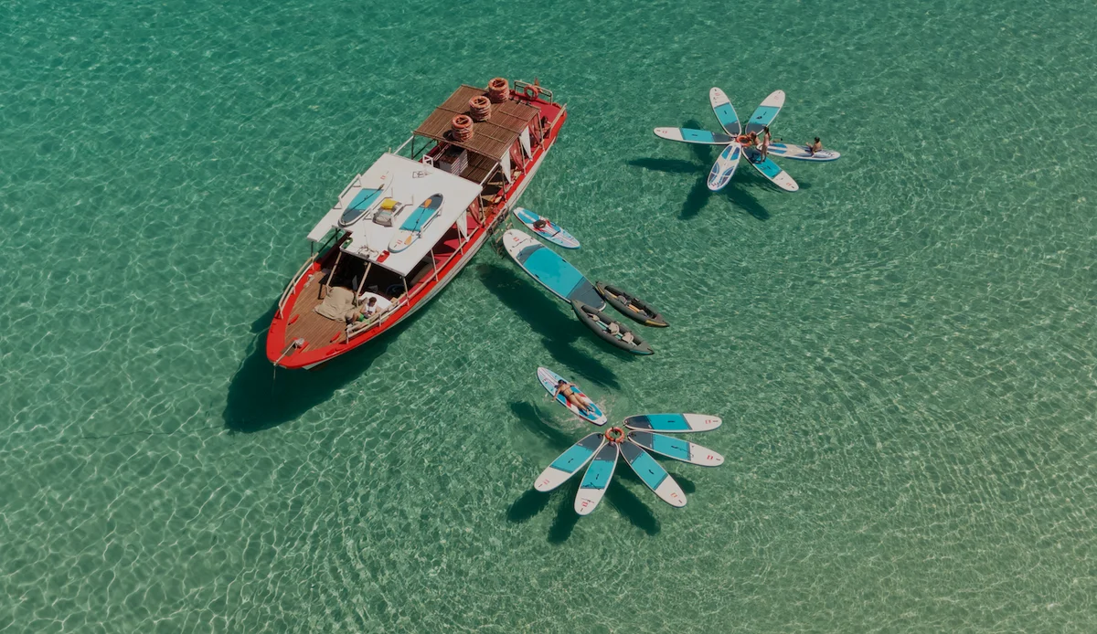 Luchtfoto van Salvador Ibiza in Cala Comte met paddleboards in kristalhelder turquoise water